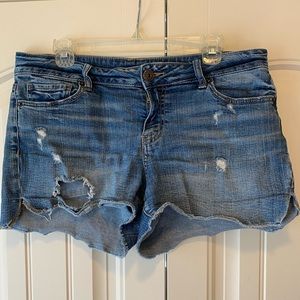 Distressed cute shorts!